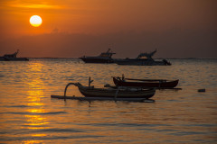 Fischerboot im Sonnenaufgang