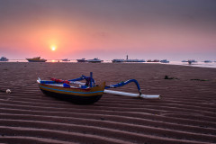 Fischerboot im Sonnenaufgang