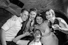astridharzendorf.de-23.10.2021-hochzeit-steffi-andi-08-brautstehlen-sw-211